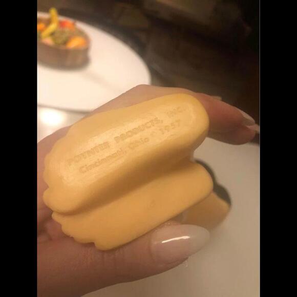 1957 Jayne Mansfield water bottle pin up girl beauty queen 22” in great shape - Picture 5 of 10